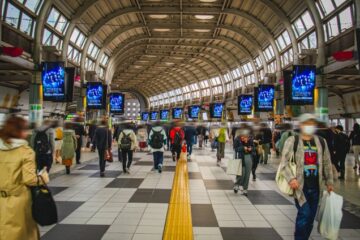 JR品川駅の広告炎上が象徴する日本人の仕事感とは？ うんざり感を払拭するにはどうしたらいい？